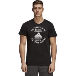 MĘSKA KOSZULKA ADIDAS EMBLEM (S). Koszulki męskie Adidas, s, bez wzorów, z bawełny, eleganckie, bez kołnierzyka, bez rękawów. W wyprzedaży za 49,99 zł.