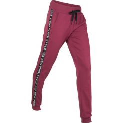 Spodnie dresowe, długie, Level 1 bonprix czerwony rododendron. Fioletowe spodnie damskie bonprix, z dresówki. Za 74,99 zł.