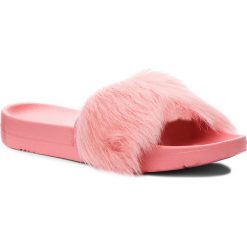 Klapki UGG - W Royale 1018875 W/Lnt. Różowe klapki damskie Ugg, bez wzorów, ze skóry, bez obcasa. W wyprzedaży za 319,00 zł.