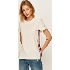 Tommy Hilfiger - T-shirt. Białe bluzki damskie TOMMY HILFIGER, s, z aplikacjami, z bawełny, casualowe, z okrągłym kołnierzem, z krótkim rękawem. W wyprzedaży za 219,90 zł.