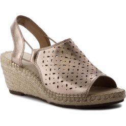 Espadryle CLARKS - Petrina Gail 261268624 Gold Metallic. Żółte espadryle damskie marki Clarks, bez wzorów, ze skóry, bez obcasa, na obcasie. W wyprzedaży za 239,00 zł.