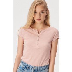Bawełniany T-shirt basic z guzikami - Różowy. Różowe t-shirty damskie Sinsay, s, bez wzorów, z bawełny, bez kołnierzyka. Za 14,99 zł.
