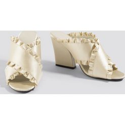 NA-KD Shoes Klapki mule z falbanką - Beige,Nude. Brązowe chodaki damskie NA-KD Shoes, w paski, z materiału, na wysokim obcasie, na obcasie. W wyprzedaży za 113,37 zł.