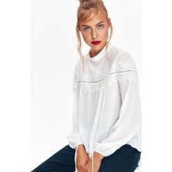 ELEGANCKA BLUZKA DAMSKA Z KORONKĄ. Białe bluzki damskie marki Top Secret, w koronkowe wzory, z koronki, eleganckie, z dekoltem na plecach, bez rękawów. Za 129,99 zł.