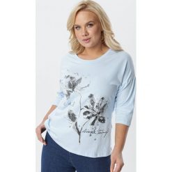 Jasnoniebieska Bluzka Aurathia. Niebieskie bluzki damskie Born2be, xl, bez wzorów, bez kołnierzyka, bez rękawów. W wyprzedaży za 49,99 zł.
