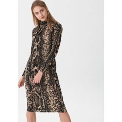 Sukienka w wężowy wzór - Wielobarwn. Szare sukienki damskie House, s, bez wzorów, bez kołnierzyka, bez rękawów. Za 89,99 zł.