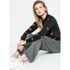 Noisy May - Spodnie. Spodnie damskie Noisy May. W wyprzedaży za 39,90 zł.