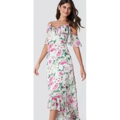 Trendyol Asymetryczna sukienka maxi w kwiaty - Multicolor. Szare długie sukienki marki Trendyol, w kwiaty, z poliesteru, z asymetrycznym kołnierzem, z krótkim rękawem, asymetryczne. W wyprzedaży za 121,77 zł.