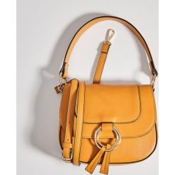 Torebka typu saddle bag - Żółty. Żółte torebki klasyczne damskie Mohito, bez wzorów, bez dodatków. Za 99,99 zł.