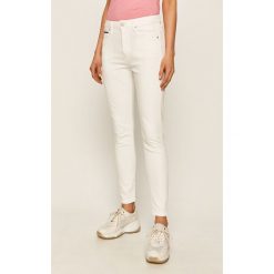 Tommy Jeans - Jeansy Sylvia. Białe jeansy damskie Tommy Jeans, bez wzorów, z elastanu, z podwyższonym stanem. Za 449,90 zł.