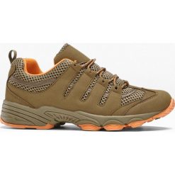 Kozaki trekkingowe bonprix oliwkowo-pomarańczowy. Zielone kozaki damskie bonprix, z materiału, sportowe, bez obcasa, na sznurówki. Za 99,99 zł.