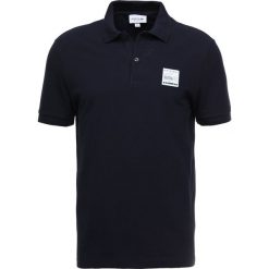 Lacoste Koszulka polo marine. Niebieskie koszulki męskie Lacoste, s, bez wzorów, z bawełny, marine, polo, bez rękawów. Za 499,00 zł.