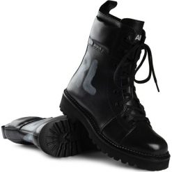 Botki Karl Lagerfeld. Czarne botki damskie bez obcasa, bez zapięcia. Za 599,00 zł.