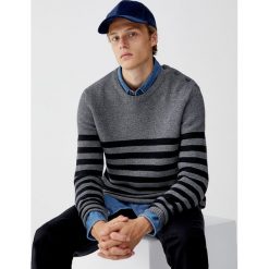 Sweter z guzikami i nadrukiem w paski. Szare swetry męskie marki Pull&Bear, m, w paski, bez kołnierzyka, bez kaptura. Za 109,00 zł.