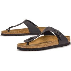 BIRKENSTOCK GIZEH > 43693. Klapki damskie Birkenstock, w paski, ze skóry, bez obcasa. W wyprzedaży za 219,99 zł.