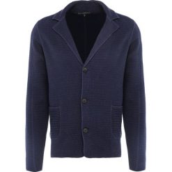 DRYKORN VALE Kardigan navy. Niebieskie kardigany męskie DRYKORN, s, bez wzorów, z bawełny. W wyprzedaży za 345,95 zł.