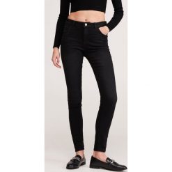 Jeansy slim push up - Czarny. Czarne jeansy damskie Reserved, bez wzorów, z jeansu. Za 79,99 zł.