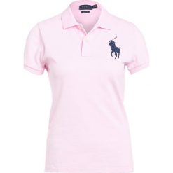 Polo Ralph Lauren Koszulka polo country club pink/navy. Czerwone koszulki damskie marki Polo Ralph Lauren, xl, bez wzorów, z bawełny, polo, bez rękawów. Za 509,00 zł.