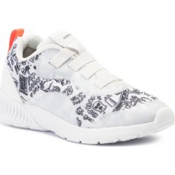 Sneakersy GEOX - J Sveth B. E J926PE 014BU C1000 S White. Białe trampki chłopięce Geox, bez wzorów, ze skóry ekologicznej, bez zapięcia. W wyprzedaży za 149,00 zł.