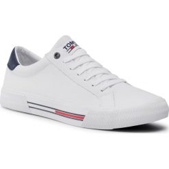 Tenisówki TOMMY JEANS - Essential Leather Sneaker EM0EM00488 White YBR. Białe półbuty męskie Tommy Jeans, bez wzorów, z jeansu, eleganckie, bez zapięcia. Za 449,00 zł.