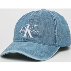 Calvin Klein Jeans - Czapka. Niebieskie czapki damskie z bawełny. W wyprzedaży za 99,90 zł.