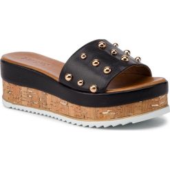 Klapki INUOVO - 126007 Black. Czarne klapki damskie Inuovo, z aplikacjami, ze skóry, bez obcasa, na obcasie. Za 339,00 zł.