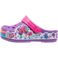 Crocs FUN LAB GRAPHIC Sandały kąpielowe amethyst. Fioletowe sandały chłopięce Crocs, z gumy. Za 129,00 zł.