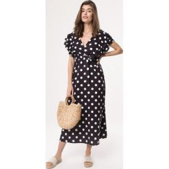 Czarna Sukienka Rains. Czarne sukienki damskie Born2be, s, w paski, z kokardą, maxi. Za 109,99 zł.