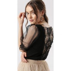 Czarna Bluzka Parrila. Czarne bluzki damskie Born2be, s, bez wzorów, bez kołnierzyka, bez rękawów. W wyprzedaży za 89,99 zł.