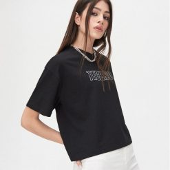 Koszulka z napisem - Czarny. Czarne koszulki damskie Cropp, s, z napisami, bez kołnierzyka, bez rękawów. Za 39,99 zł.