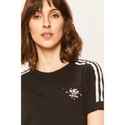Adidas Originals - T-shirt. Czarne topy damskie adidas Originals, z aplikacjami, z bawełny, casualowe, z okrągłym kołnierzem. Za 149,90 zł.