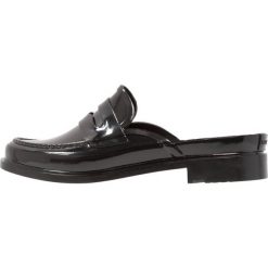 Klapki damskie: Hunter BACKLESS GLOSS PENNY LOAFER Klapki black