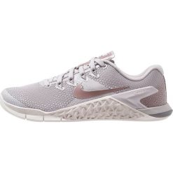 Nike Performance METCON 4 LM Obuwie treningowe atmosphere grey/smokey mauve/vast grey/gunsmoke. Szare buty sportowe damskie Nike Performance, z materiału. Za 549,00 zł.