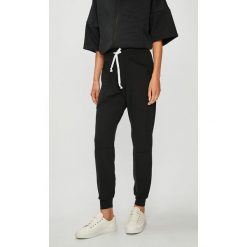 Reebok - Spodnie. Czarne spodnie damskie Reebok, s, bez wzorów, z elastanu. W wyprzedaży za 179,90 zł.