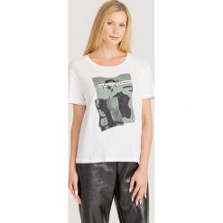 T-SHIRT EMPORIO ARMANI. Białe t-shirty damskie z nadrukiem, z bawełny, z okrągłym kołnierzem. Za 329,40 zł.