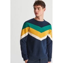 Bluza z kolorowymi pasami - Granatowy. Niebieskie bluzy męskie Reserved, xl, bez wzorów, bez kołnierzyka, bez rękawów, bez kaptura. W wyprzedaży za 59,99 zł.