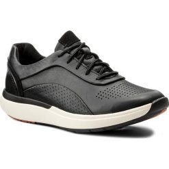 Sneakersy CLARKS - Un Cruise Lace 261326844 Black Leather 035. Czarne półbuty damskie Clarks, na co dzień, bez wzorów, z zamszu, bez obcasa, na płaskiej podeszwie, bez zapięcia. W wyprzedaży za 299,00 zł.