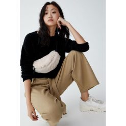 Krótki sweter ze sztucznego futerka. Czarne swetry klasyczne damskie Pull&Bear. Za 79,90 zł.