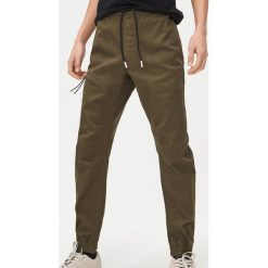 Joggery na gumce - Khaki. Brązowe spodnie męskie Cropp, m, bez wzorów. Za 129,99 zł.