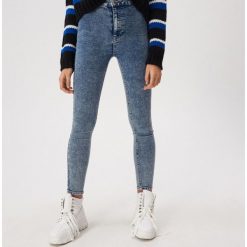 Jeansy skinny z efektem sprania - Niebieski. Niebieskie jeansy damskie Sinsay. Za 59,99 zł.