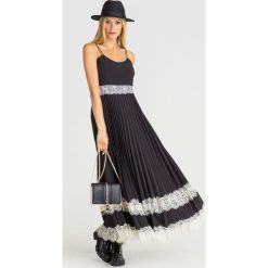 SUKIENKA TWINSET. Czarne sukienki damskie Twinset, na imprezę, w koronkowe wzory, z dzianiny, z okrągłym kołnierzem, bez rękawów, maxi, plisowane. Za 509,50 zł.