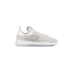 Buty K-Swiss Gen-K Icon Knit. Białe trampki i tenisówki damskie marki K-SWISS, bez wzorów, bez zapięcia. Za 194,27 zł.