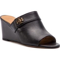 Klapki TORY BURCH - Kira 65mm Open Toe Mule 55051 Perfect Black 004. Czarne klapki damskie Tory Burch, bez wzorów, ze skóry, bez obcasa, na obcasie. W wyprzedaży za 669,00 zł.