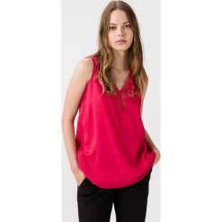 Guess Mariam Top Różowy. Różowe podkoszulki damskie Guess, l, w koronkowe wzory, z poliesteru, bez rękawów. Za 307,95 zł.