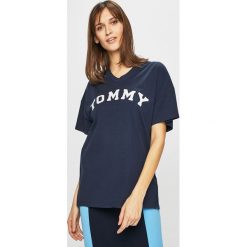 Tommy Hilfiger - Top. Niebieskie bluzki damskie TOMMY HILFIGER, s, z nadrukiem, z elastanu, bez kołnierzyka. W wyprzedaży za 119,90 zł.