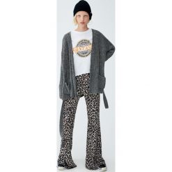 Kardigan z szenilowej dzianiny z paskiem. Szare kardigany damskie marki Pull&Bear, z dzianiny. Za 59,90 zł.