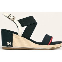 Tommy Hilfiger - Sandały. Niebieskie koturny damskie TOMMY HILFIGER, bez wzorów, ze skóry, bez obcasa, na obcasie. W wyprzedaży za 269,90 zł.
