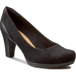 Półbuty CLARKS - Chorus Chic 261195304 Black Suede. Czarne półbuty damskie Clarks, bez wzorów, z zamszu, bez obcasa, na obcasie, bez zapięcia. W wyprzedaży za 269,00 zł.