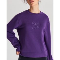 Bluza z napisem - Fioletowy. Fioletowe bluzy damskie Cropp, s, z napisami, bez rękawów, bez kaptura. Za 59,99 zł.