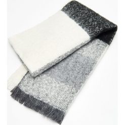 Szalik z frędzlami - Szary. Szare szaliki damskie marki Cropp. Za 49,99 zł.